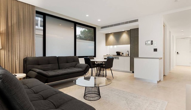 Modern Coogee Apt with Lift, Parking & Balcony