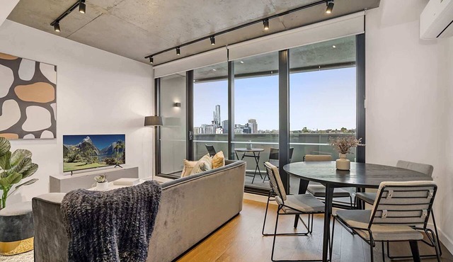 Modern, Executive 1 Bedroom Apartment With Balcony