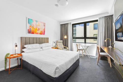 Modern Studio in Parramatta Pool AC Workspace