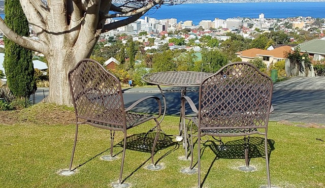 Modern studio walking distance to Hobart and Mt Knocklofty