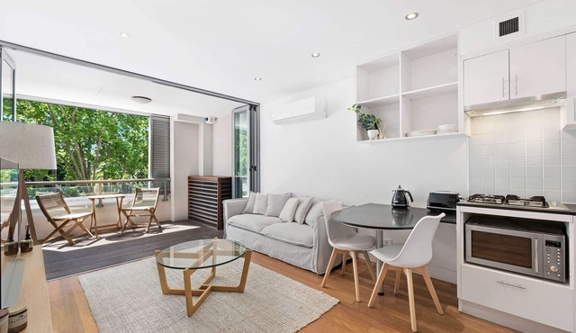 Modern stylish 1BR apartment w/balcony, superb location