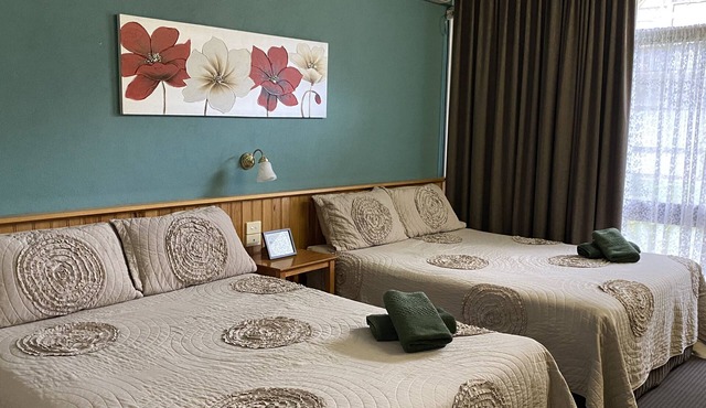 Moe Motor Inn