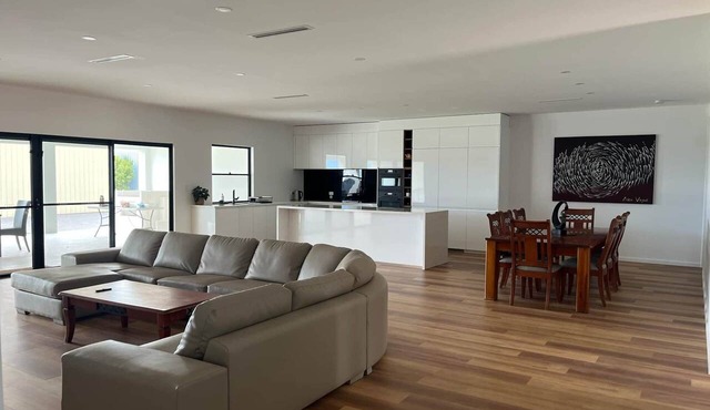 Moonta Bay Hideaway in Moonta Bay offers a spacious holiday home .