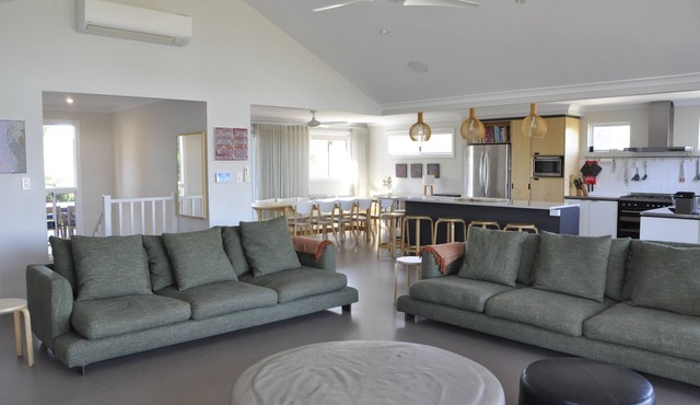 Moore River Retreat Fabulous views of the Moore River and bushland!