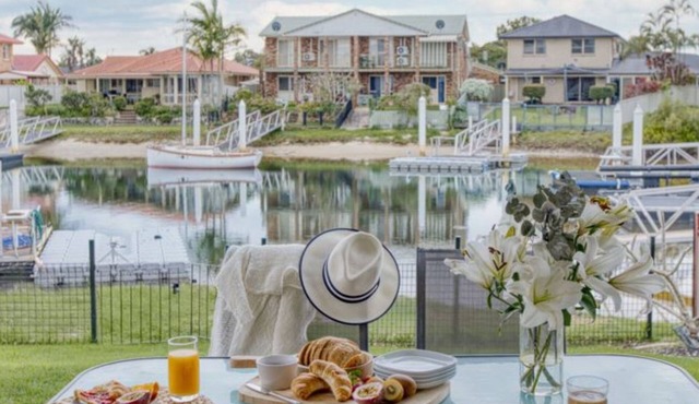 Nabilla Court - Waterfront Luxury with Shared Pontoon & Paddleboards - Holiday Yamba