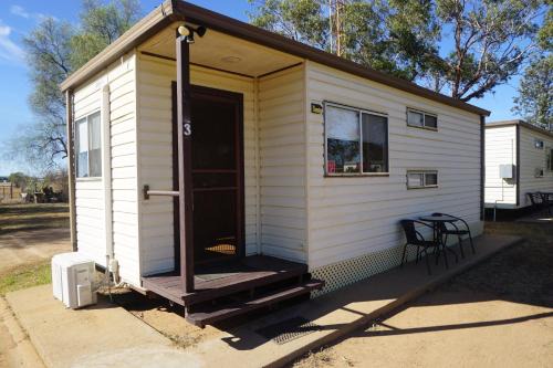 Narromine Rockwall Cabins and Caravan Park