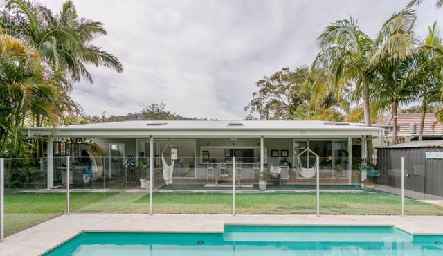 Newport Hampton's Beach House.- Tropical Pool!
