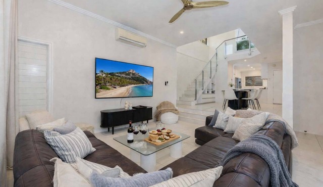 North Ward Beachside Home, Townsville | 4BR | 2 King Beds | Walk to Strand
