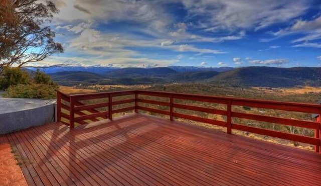 "NOWHERE" Boutique Mountain Lodge ...sleeps max 11