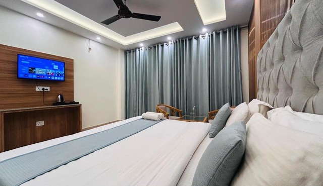 Oakleaf Hotel & Resort - A Classic Rooms & Prime Location Near Library Chowk