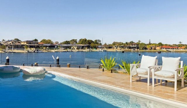 Ocean Starr - Waterfront Luxury with Private Pontoon and Pool - Holiday Yamba