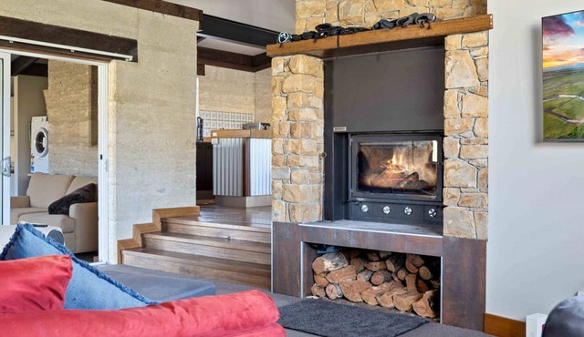 Old Hut Creek Chalet with a peaceful rural outlook