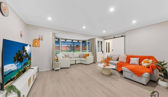 Orange Lady's room in Beacon Hill