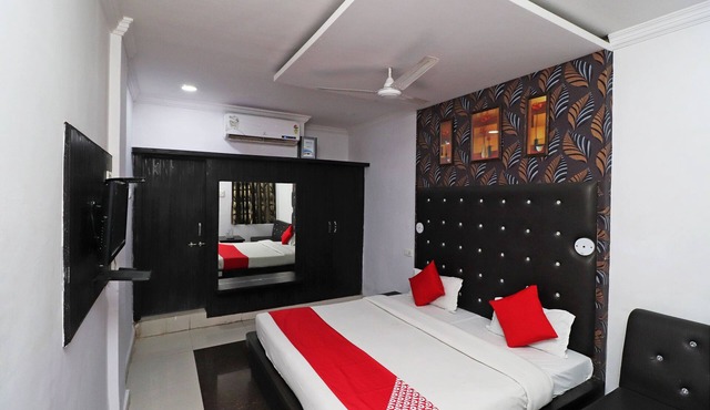 OYO 43850 Hotel Mn Galaxy