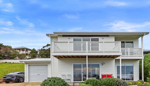 Panoramic Beach house, modern & immaculately presented to sleep up to 10 guests