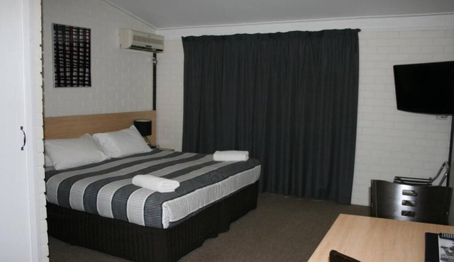 Plains Motor Inn
