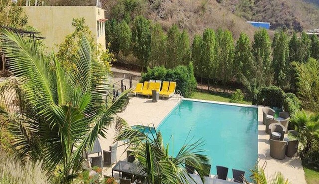 Premium Poolside Luxury Suite Nature Retreat