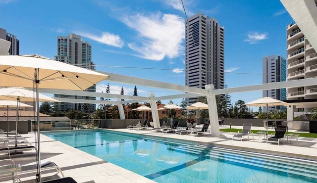 Prime Broadbeach Location w/Pool free parking
