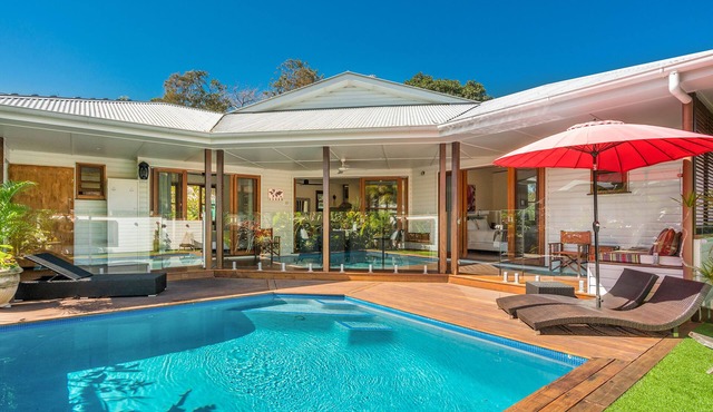Private 2 bedroom pool villa, walk to the beach and centre of Byron