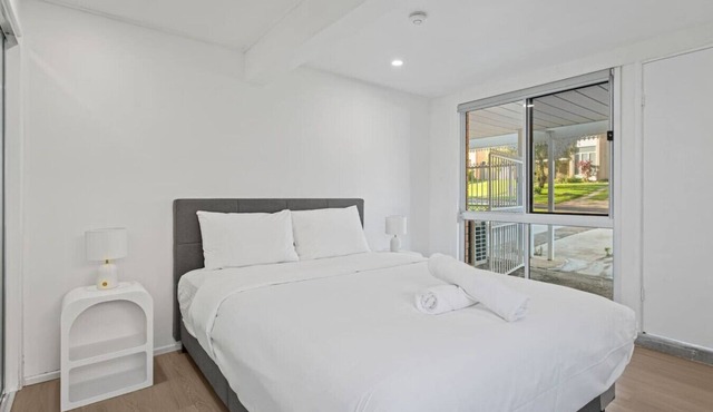 Private King-bed Suite Near Garden City w/Kitchen