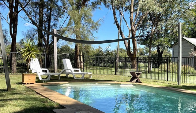 Red Tractor Retreat - Country-style 3 bdrm cottage plus 2 studio rooms with pool and breakfast basket
