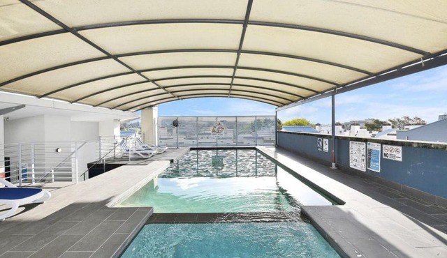 Retro Chippendale Stay - Pool & Gym Access