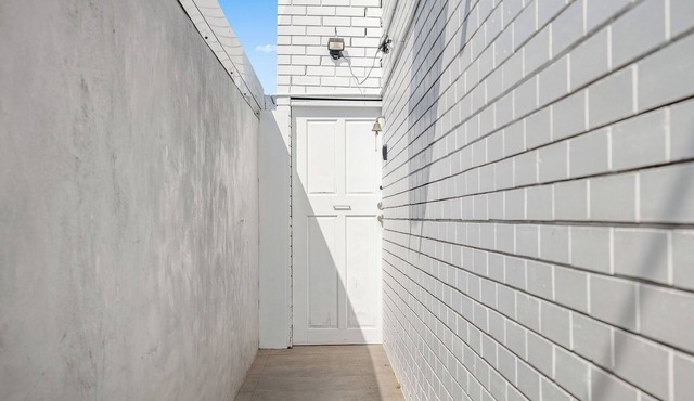 RIGHT IN THE CENTRE OF IT ALL WITH OCEAN VIEWS & PET FRIENDLY!