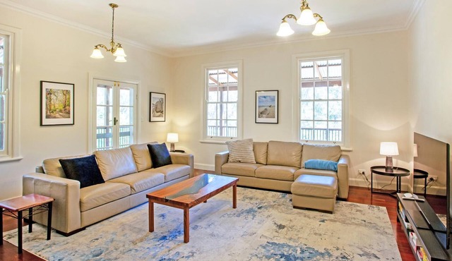Rivendell House: Spacious retreat, pet friendly