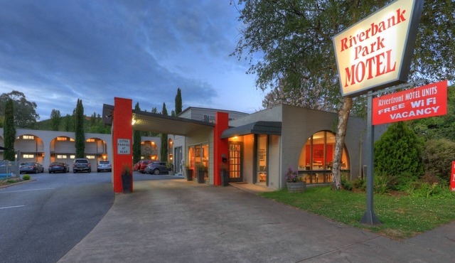 Riverbank Park Motel