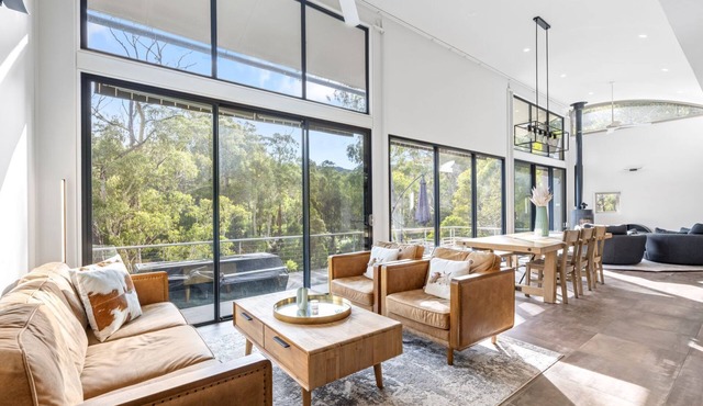 Riverfront Alpine Retreat - Mt Buller Gateway - Sleeps 10