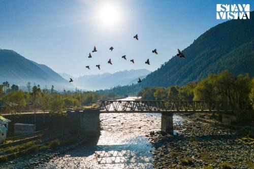 Riverfront Retreat - Qaraar - Preng by VEO - Part of StayVista