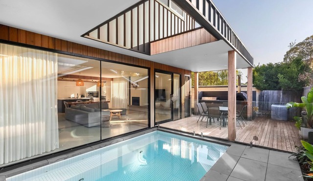 Riverhaus Luxe Barwon Heads Retreat with Fireplace