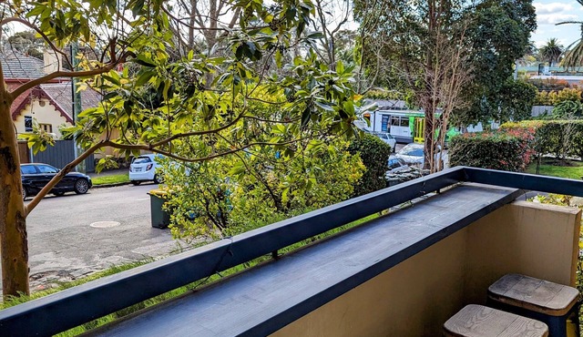 Riverside Haven on City Doorstep