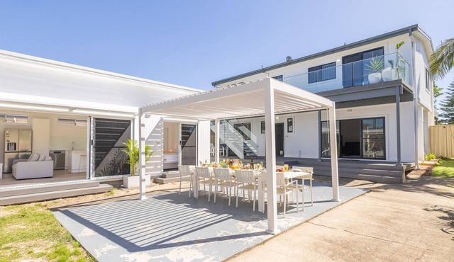 Robinson Retreat with Beach Bungalow, 3 Robinson St - air con, 2 kitchens, 6 bedrooms, 4 bathrooms