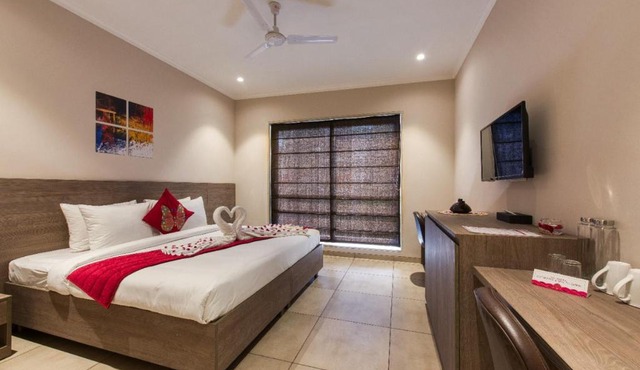 ROSASTAYS Gurugram Golf Course