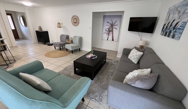 Sandstone Point (SEQ) Bribie Holidays Family Home, pet friendly