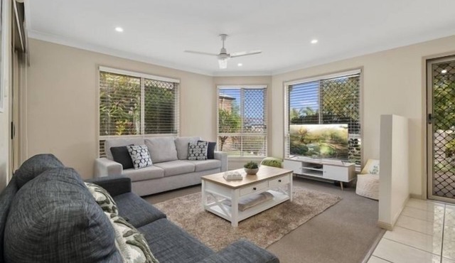 Sandstone Point Family home, Bribie beaches, pet friendly