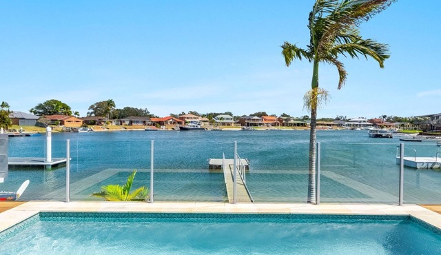 Sandy Shores - Absolute Waterfront & Swimming pool - Holiday Yamba