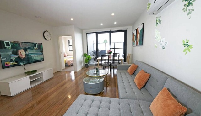 Self contained Apartment w/Parking near everything