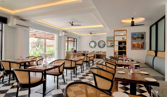 Sibaya Courtyard By Stone Wood Premium
