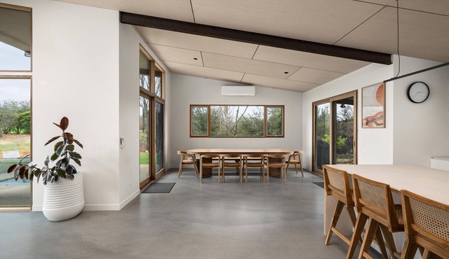 Silver House - Mt Buffalo Rd - Alpine Haven on Mount Buffalo Road – A Spacious Retreat for Families, Friends & Nature Lovers