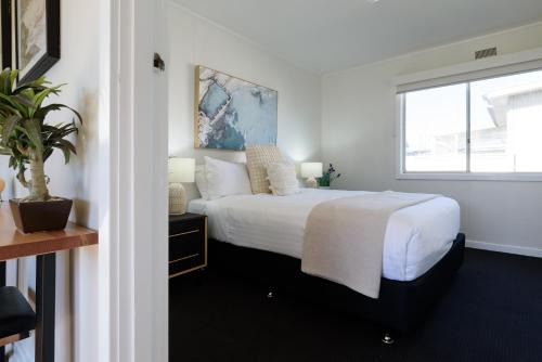 Simple & Comfortable Coastal Retreat