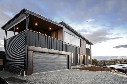 Snowbell - Mountain View, 4BR Modern Detached Home