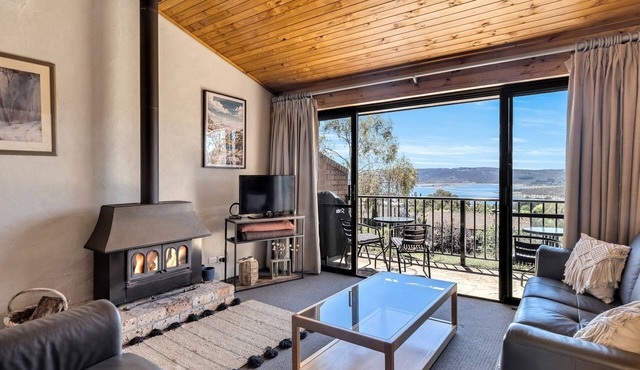 Snowbird 1 - Charming 2BR Townhouse l Lake Views l Air-Con l Off-Street Parking