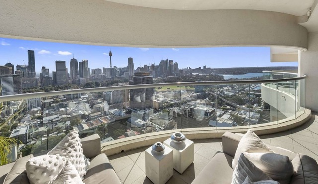 Sophisticated 2BR apartment w/ stunning harbour views, use of pool
