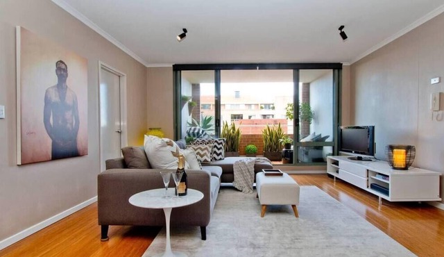 Spacious 1 Bed Apt Central Location With Pool/Gym