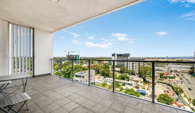 Spacious 2 beds Apt near Airport