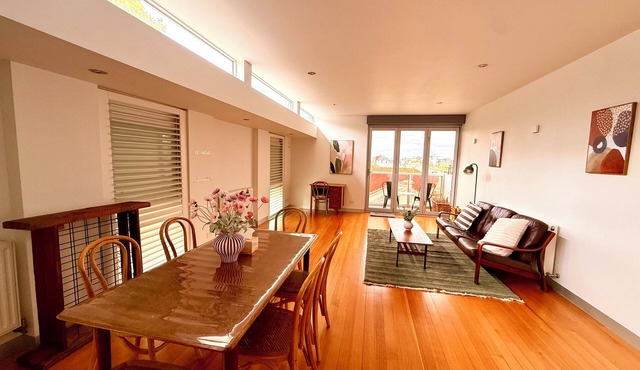 Spacious 3BR Carlton Stay Walk to Cafés, Gardens & CBD
