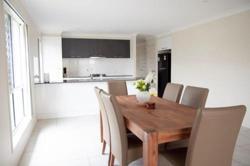 Spacious 4 bedrooms house in Springfield lakes