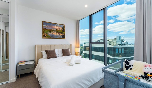 Spacious 4BR Penthouse in BoxHill Free Parking X2